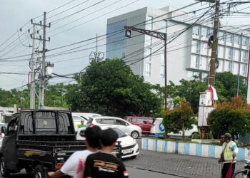 Suasana SPBU Sabtuan di Jember terpantau terjadi antrean mengular (foto: Jurnalis.co.id/Sigit)
