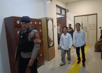 Terdakwa asal Malaysia yang terlibat kasus narkoba 77 kilogram sabu di Kapuas Hulu saat bersiap menjalani persidangan. Taufik