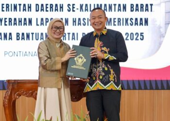 Bupati Ketapang, Alexander Wilyo ketika menerima PHP BPK di Pontianak. Foto: Istimewa.