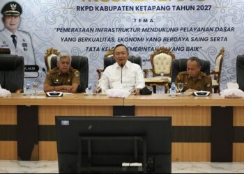 Bupati Alexander Wilyo ketika memipin rapat usai libur lebaran idulfitri. Foto: Ist.