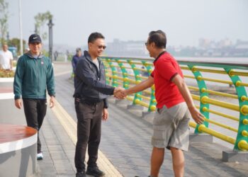 Wali Kota Pontianak Edi Rusdi Kamtono menyusuri waterfront di tepian Sungai Kapuas. Pembangunan waterfron akan berlanjut dari Gang Kamboja hingga H Mursyid.