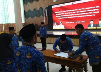 Sukiryanto saat menyerahkan SK pengangkatan PNS sekaligus mengukuhkan serta mengambil sumpah/janji pejabat fungsional, Rabu (1/4/2026), di Aula Praja Utama Kantor Bupati Kubu Raya.