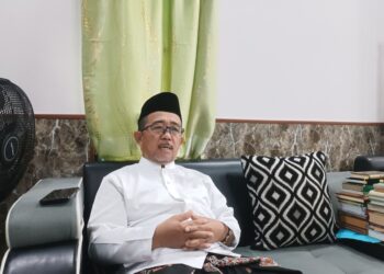 Ketua Tanfidziyah PCNU Ketapang, KH Abdullah Al Faqir ketika diwawancara wartawan, Jumat (03/04). Foto: JURNALIS.co.id