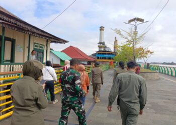 Satpol PP Kota Pontianak bersama aparatur Kecamatan Pontianak Selatan, Babinsa dan Bhabinkamtibmas menertibkan lapak-lapak PKL dan jemuran warga di kawasan waterfront.