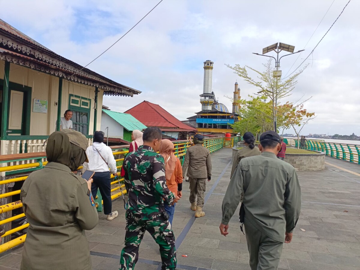 Satpol PP Kota Pontianak bersama aparatur Kecamatan Pontianak Selatan, Babinsa dan Bhabinkamtibmas menertibkan lapak-lapak PKL dan jemuran warga di kawasan waterfront.
