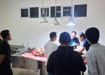Jenazah Ai (25) diperiksa di rumah sakit sebelum dibawa oleh keluarga.