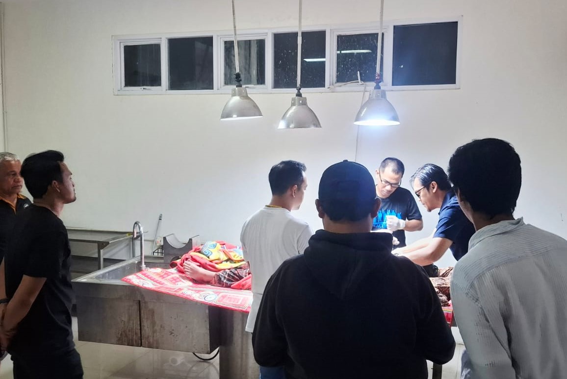 Jenazah Ai (25) diperiksa di rumah sakit sebelum dibawa oleh keluarga.