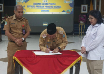 Juli Suryadi, menandatangani lembar Advokasi Terpadu Program Keamanan Pangan Kabupaten Mempawah Tahun 2026