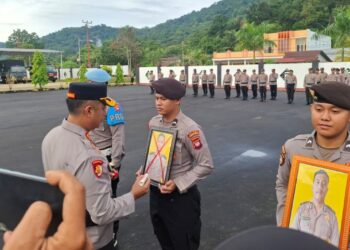 Kapolres Kayong Utara, AKBP Prabowo mencoret dua oknum personel sebagai anggota kepolisian.
