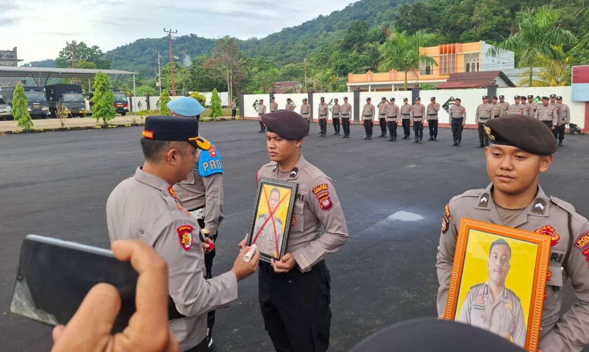 Kapolres Kayong Utara, AKBP Prabowo mencoret dua oknum personel sebagai anggota kepolisian.