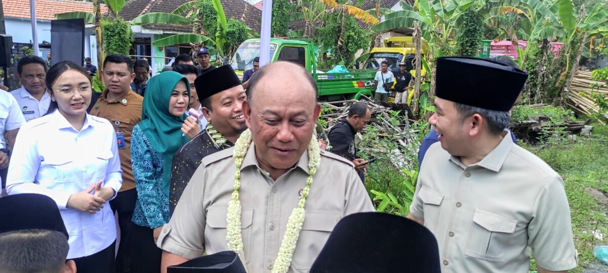 Kepala BGN Dadan Hindayan bersama Bupati Jember Gus Fawait disela-sela pembukaan dapur SPPG baru. Foto: Sigit Priyono/Jurnalis.co.id