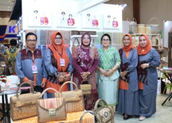 Ketua Dekranasda Kalbar, Erlina Norsan mengikuti pameran INACRAFT di Jakarta Convention Center, Rabu, 4 April 2026.