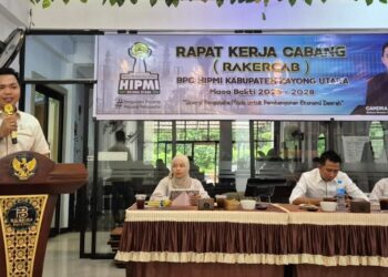 Ketua Umum HIPMI Kayong Utara, Candra Priyadi, memberikan arahan kepada pengurus dan anggota dalam Rakercab. Foto: Bakri Rahman