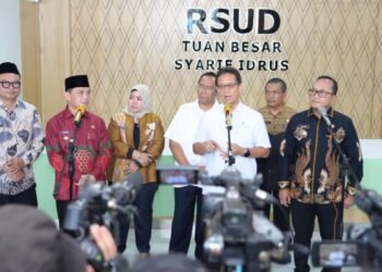Menkes Budi Sadikin, Gubernur Ria Norsan dan Bupati Sujiwo diwawancarai awak media usai melihat progres pembangunan RSUD Syarif Idrus di Kubu Raya.
