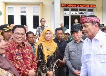 Menko Polkam, Djamari Chaniago meninjau Koperasi Desa Merah Putih Jeruju Besar di Kubu Raya, Kamis, 16 April 2026. Foto: Syamsul Arifin/Jurnalis.co.id