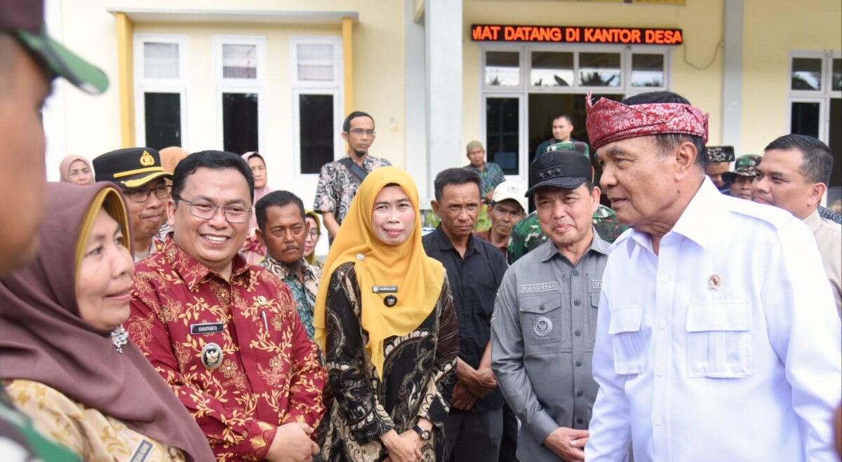 Menko Polkam, Djamari Chaniago meninjau Koperasi Desa Merah Putih Jeruju Besar di Kubu Raya, Kamis, 16 April 2026. Foto: Syamsul Arifin/Jurnalis.co.id