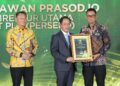 Menteri Lingkungan Hidup, Hanif Faisol Nurofiq (tengah) menyerahkan Penyerahan penghargaan Green Leadership PROPER pada Direktur Utama PLN, Darmawan Prasodjo di Jakarta, Selasa, 7 April 2026.