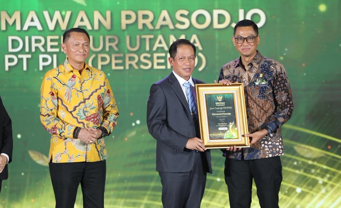 Menteri Lingkungan Hidup, Hanif Faisol Nurofiq (tengah) menyerahkan Penyerahan penghargaan Green Leadership PROPER pada Direktur Utama PLN, Darmawan Prasodjo di Jakarta, Selasa, 7 April 2026.