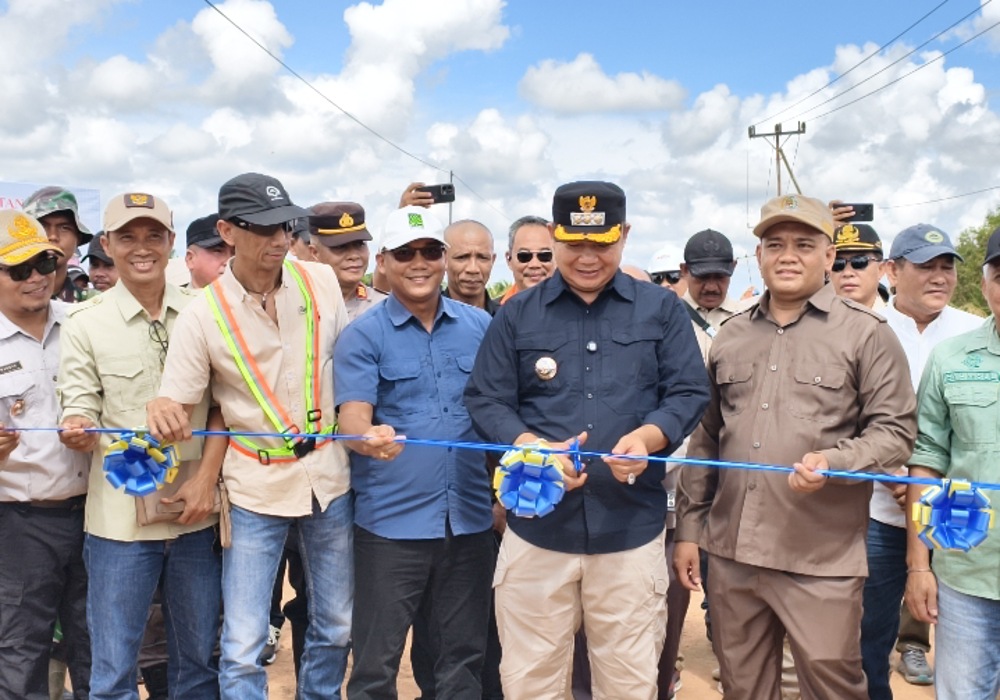PERESMIAN. Bupati Ketapang Alexander Wilyo meresmikan jalan Pelang menuju Kepuluk, Sabtu, 4 April 2026.