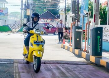 Pegawai PLN UIP3B Kalimantan mengendarai motor listrik untuk bekerja. Clean Energy Day mulai diberlakukan sebagai budaya baru di lingkungan PLN.Jumat (104), sebagai komitmen mendukung energi bersih