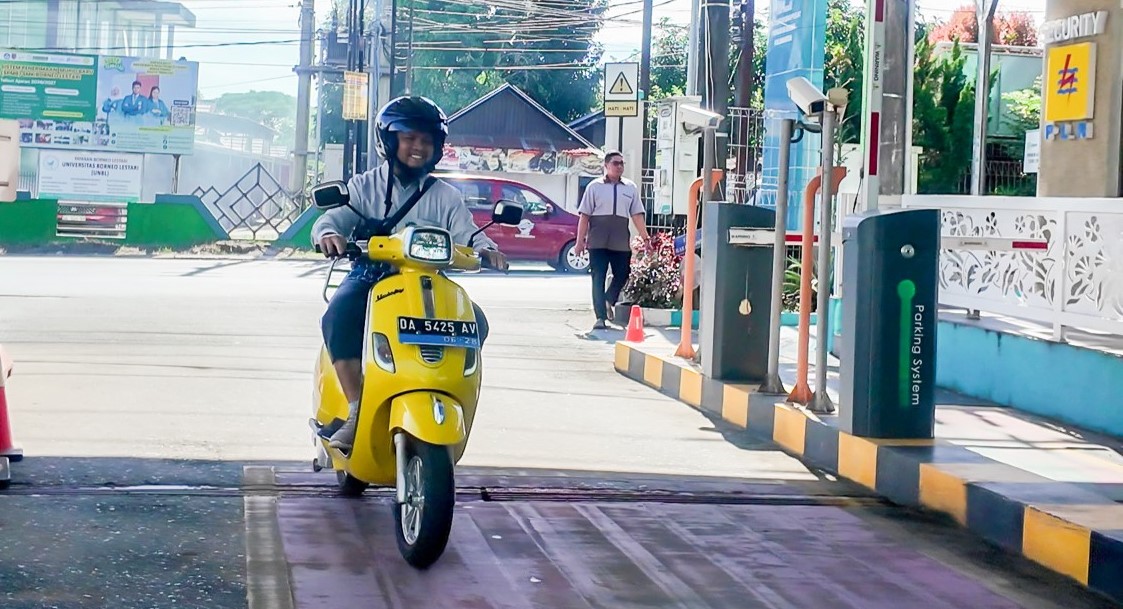 Pegawai PLN UIP3B Kalimantan mengendarai motor listrik untuk bekerja. Clean Energy Day mulai diberlakukan sebagai budaya baru di lingkungan PLN.Jumat (104), sebagai komitmen mendukung energi bersih