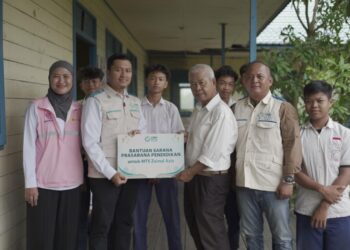 Pegawai PLN UPT Banjarbaru bersama Srikandi dan YBM PLN menyerahkan bantuan sarana prasarana pendidikan untuk MTs Zainul Aziz.
