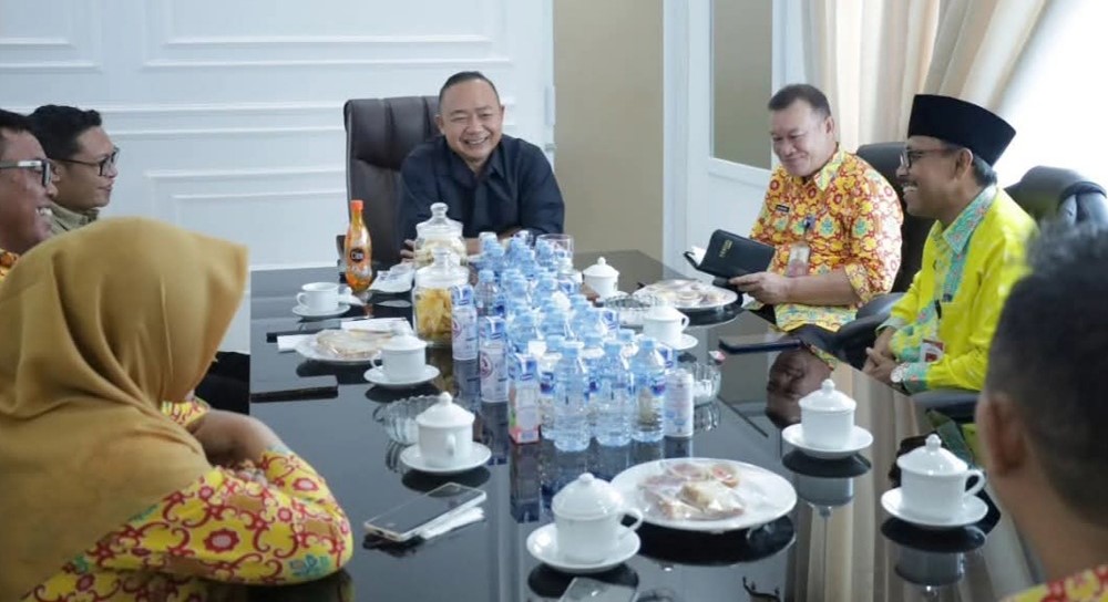 Pengurus LPTQ Ketapang dan Panitia Pelaksana MTQ menghadap Bupati Ketapang. Mereka melaporkan pesiapan MTQ XXXIII tingkat Kabupaten. Foto: Prokopim