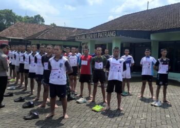 Peserta seleksi Paskibraka Jember tahun 2026 mengikuti tes baris-berbaris di halaman Koramil Patrang