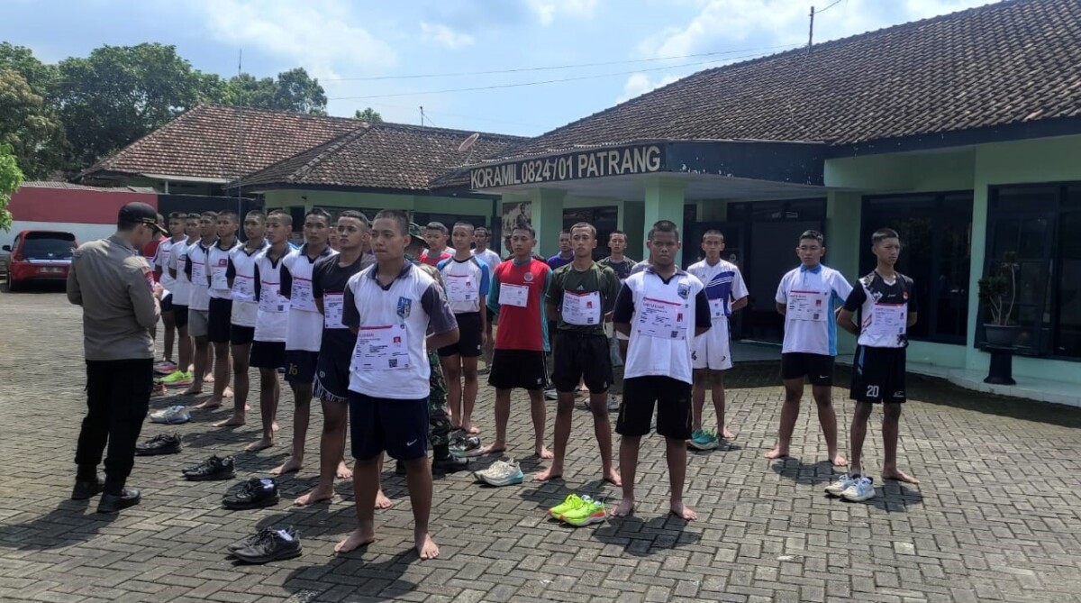 Peserta seleksi Paskibraka Jember tahun 2026 mengikuti tes baris-berbaris di halaman Koramil Patrang