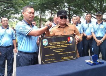 Bupati Sujiwo bersama Komandan Lanud Supadio, Marsekal Pertama TNI Sidik Setiyono menandatangi prasasti peresmian lahan parkir Taman Dirgantara Kubu Raya. Foto: Syamsul Arifin/Jurnalis.co.id