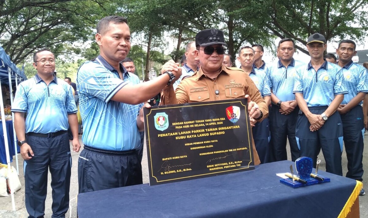 Bupati Sujiwo bersama Komandan Lanud Supadio, Marsekal Pertama TNI Sidik Setiyono menandatangi prasasti peresmian lahan parkir Taman Dirgantara Kubu Raya. Foto: Syamsul Arifin/Jurnalis.co.id