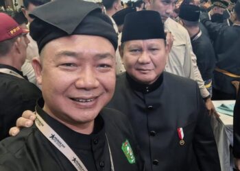 Presiden Indonesia, Prabowo Subianto merangkul Bupati Ketapang Alexander Wilyo tatkala menghadiri Munas XVI IPSI 2026 di Jakarta Convention Center.