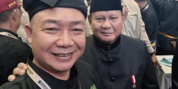 Presiden Indonesia, Prabowo Subianto merangkul Bupati Ketapang Alexander Wilyo tatkala menghadiri Munas XVI IPSI 2026 di Jakarta Convention Center.