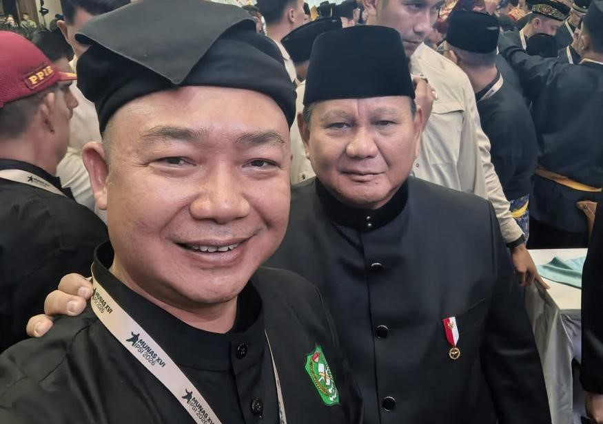 Presiden Indonesia, Prabowo Subianto merangkul Bupati Ketapang Alexander Wilyo tatkala menghadiri Munas XVI IPSI 2026 di Jakarta Convention Center.