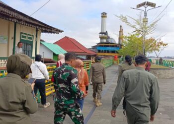 Satpol PP Kota Pontianak menyisir kawasan waterfront untuk penertiban lapak PKL