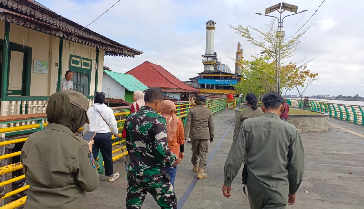 Satpol PP Kota Pontianak menyisir kawasan waterfront untuk penertiban lapak PKL