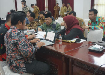 Sekda Mempawah, Ismail, saat menghadiri rapat konsultasi publik penyusunan Naskah Akademik dan Rancangan Undang-Undang bagi tujuh kabupaten/kota di Kalimantan Barat. Foto Prokopim Mempawah