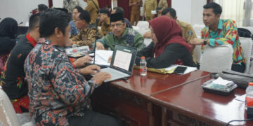 Sekda Mempawah, Ismail, saat menghadiri rapat konsultasi publik penyusunan Naskah Akademik dan Rancangan Undang-Undang bagi tujuh kabupaten/kota di Kalimantan Barat. Foto Prokopim Mempawah