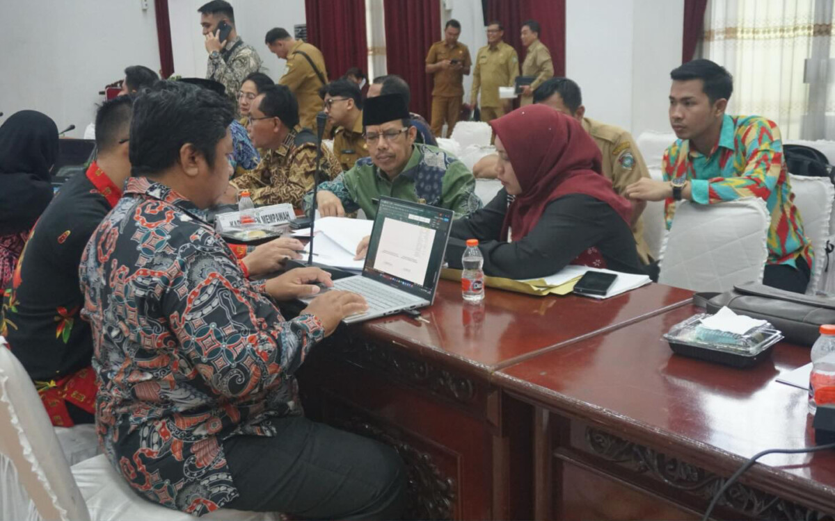 Sekda Mempawah, Ismail, saat menghadiri rapat konsultasi publik penyusunan Naskah Akademik dan Rancangan Undang-Undang bagi tujuh kabupaten/kota di Kalimantan Barat.  Foto Prokopim Mempawah