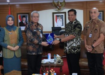 Sekda Provinsi Kalbar, Harisson menerima cinderamata dari Rektor IPDN, Dr Halilul Khairi.