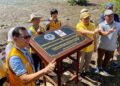 Sekda Yusran Anizam bersama pengurus Lions Club melakukan penanaman pohon Mangrove di pesisir Kubu Raya, Sabtu, 18 April 2026. Foto : Syamsul Arifin