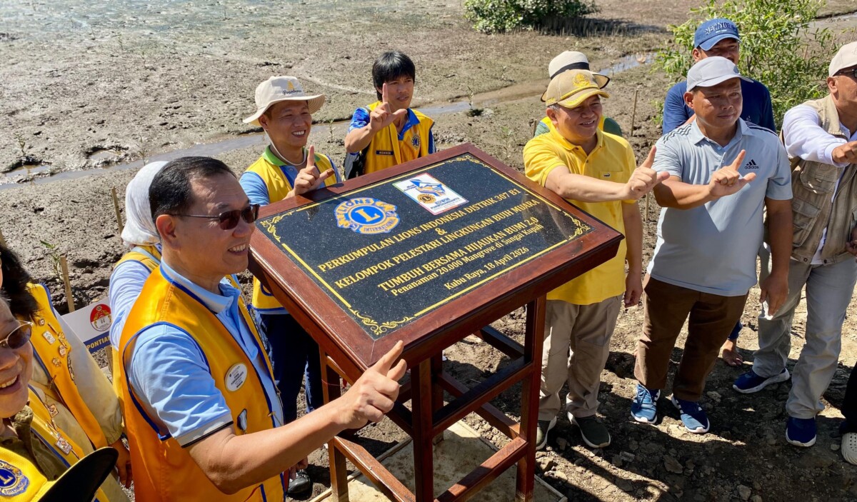 Sekda Yusran Anizam bersama pengurus Lions Club melakukan penanaman pohon Mangrove di pesisir Kubu Raya, Sabtu, 18 April 2026. Foto : Syamsul Arifin