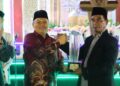 Sekda Yusran Anizam menyerahkan piala kepada Juara Umum MTQ Kubu Raya, Minggu, 19 April 2026, malam.