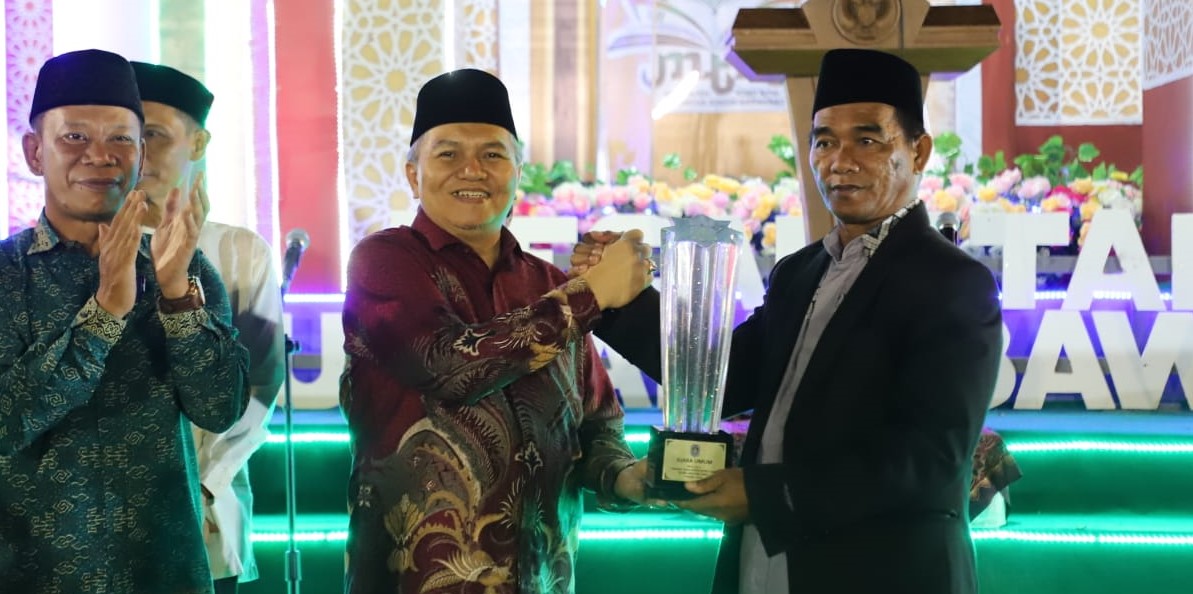 Sekda Yusran Anizam menyerahkan piala kepada Juara Umum MTQ Kubu Raya, Minggu, 19 April 2026, malam.