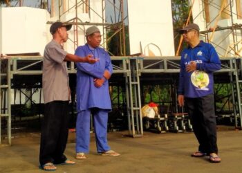 Sekretaris Daerah Ismail saat melihat lokasi kegiatan MTQ di Desa Sekabuk, Kecamatan Sadaniang. Foto Prokopim