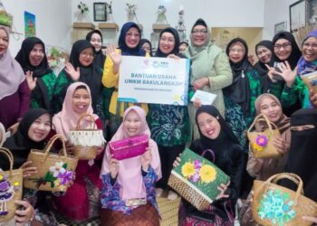Srikandi PLN UIP3B Kalimantan menyalurkan bantuan usaha kepada 11 anggota UMKM untuk mendukung pengembangan usaha dan kemandirian ekonomi, bekerja sama dengan YBM PLN.
