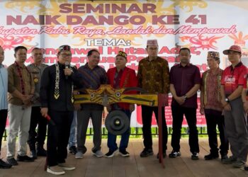 Sujiwo saat membuka Seminar Naik Dango ke 41 Tahun 2026 di Mega Tenda, Paroki St. Fidelis, Kubu Raya. Foto: Syamsul Arifin