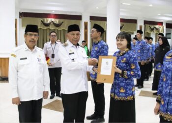 Wabup, Juli Suryadi, didampingi Sekda Ismail saat menyerahkan Surat Keputusan Bupati tentang pengangkatan Pegawai Negeri Sipil. Foto Prokopim.