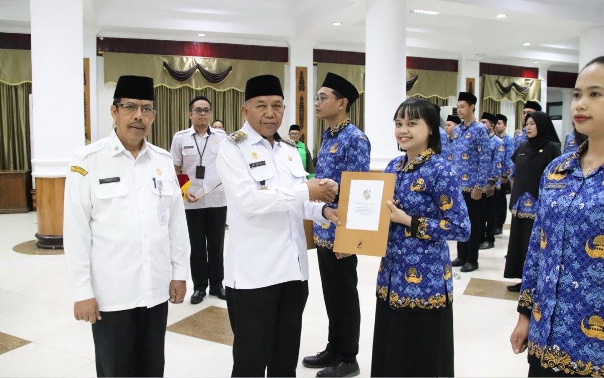 Wabup, Juli Suryadi, didampingi Sekda Ismail saat menyerahkan Surat Keputusan Bupati tentang pengangkatan Pegawai Negeri Sipil. Foto Prokopim.