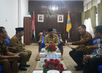 Wakil Bupati Mempawah, Juli Suryadi, didampingi Sekretaris Daerah Kabupaten Mempawah, saat menerima entry meeting Badan Pemeriksa Keuangan (BPK) Republik Indonesia. Foto Prokopim Mempawah